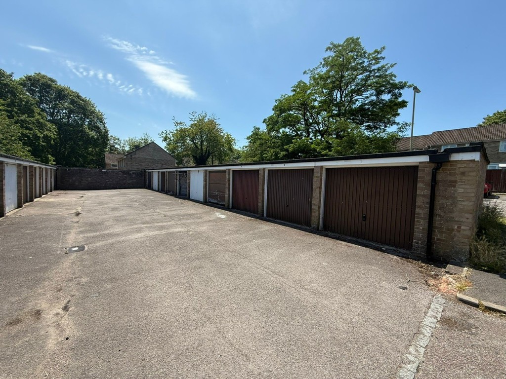Lot: 35 - 19 LOCK-UP GARAGES FOR INVESTMENT - General view of the garages